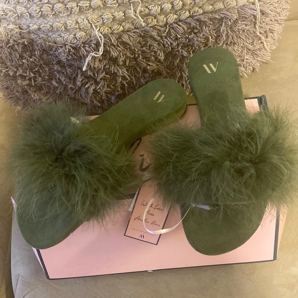 NIB Emerald green feather slides - Picture 4 of 5